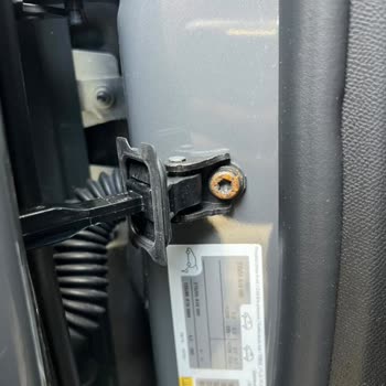 Sıfır Peugeot 2008'de Kapı Menteşelerindeki Pas Ve Servis Kayıtları Endişesi