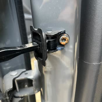 Sıfır Peugeot 2008'de Kapı Menteşelerindeki Pas Ve Servis Kayıtları Endişesi