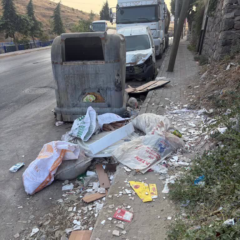 Karabağlar’da Çöp Konteyneri Çevresi Sürekli Pis Ve Dağınık