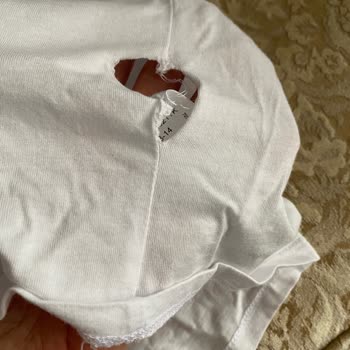 Koton’da 2 Yıkamadan Sonra Dikişte Yırtılan Tişört İçin Değişim Talebi