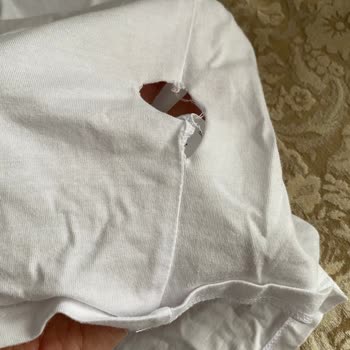 Koton’da 2 Yıkamadan Sonra Dikişte Yırtılan Tişört İçin Değişim Talebi
