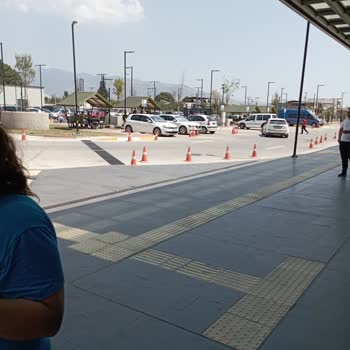 Aydın Şehir Hastanesi Acil Servisinde Yetersiz Bekleme Alanı Ve Gölgelik Eksikliği