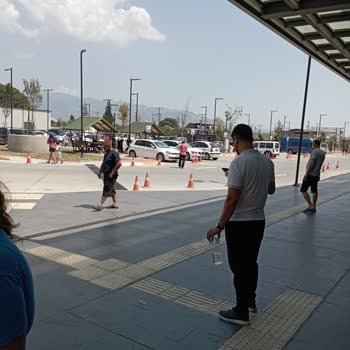 Aydın Şehir Hastanesi Acil Servisinde Yetersiz Bekleme Alanı Ve Gölgelik Eksikliği