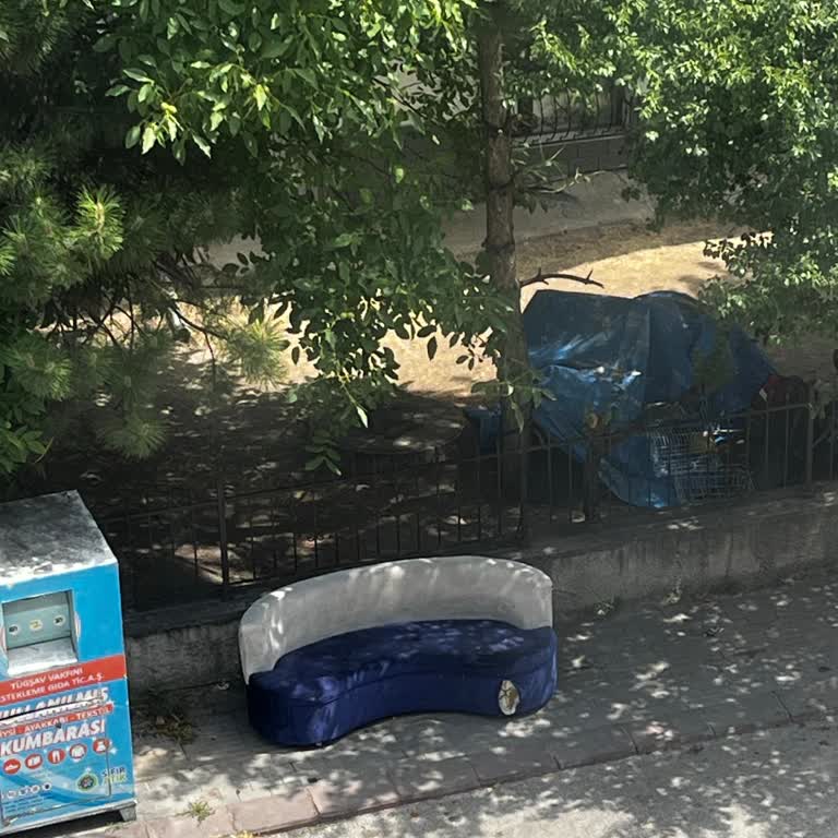 Altındağ’da Bırakılan Eski Koltuk Çevre Ve Görüntü Kirliliği Yaratıyor