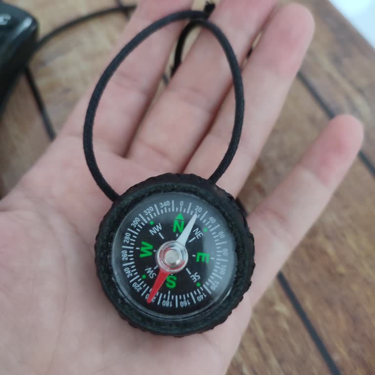 Kolektif Tasarım'dan Aşırı Büyük Ve Plastik Kapaklı Pusula Kolye, Görünümü Ucuz Ve Özensiz