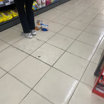 Müşteriye Saygısız Tavır Ve Gıda Ürünlerinin Yere Atılması