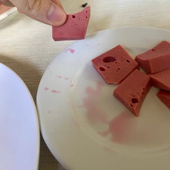 BİM Tombik Salamında Renkli Sıvı Çıktı, Sağlık Endişesi