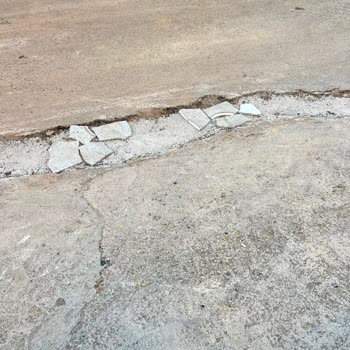 Turkcell Superonline Bozulmuş Kaldırım Otopark Girişinde Güvenlik Riski