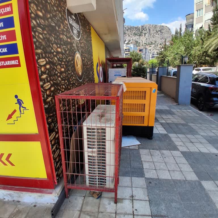 Şok Market'te Binaya Yerleşmiş Jeneratör Ve Klima Ünitelerinin Güvensiz Konumu