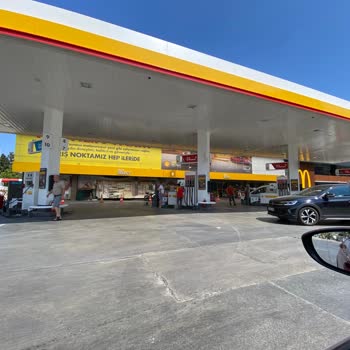 Shell İstasyonunda Market Önünde Park Girişiminde Kaba Davranış Ve Engelleme