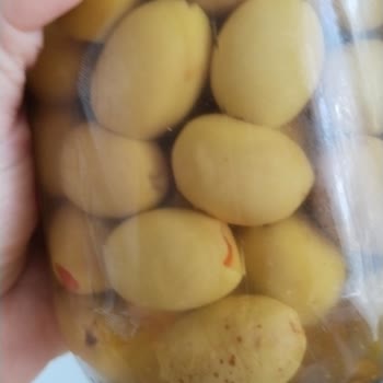 Bozuk Zeytin Kavanozu Ve Çalışanın Saygısız Tutumu