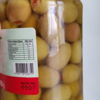 Bozuk Zeytin Kavanozu Ve Çalışanın Saygısız Tutumu