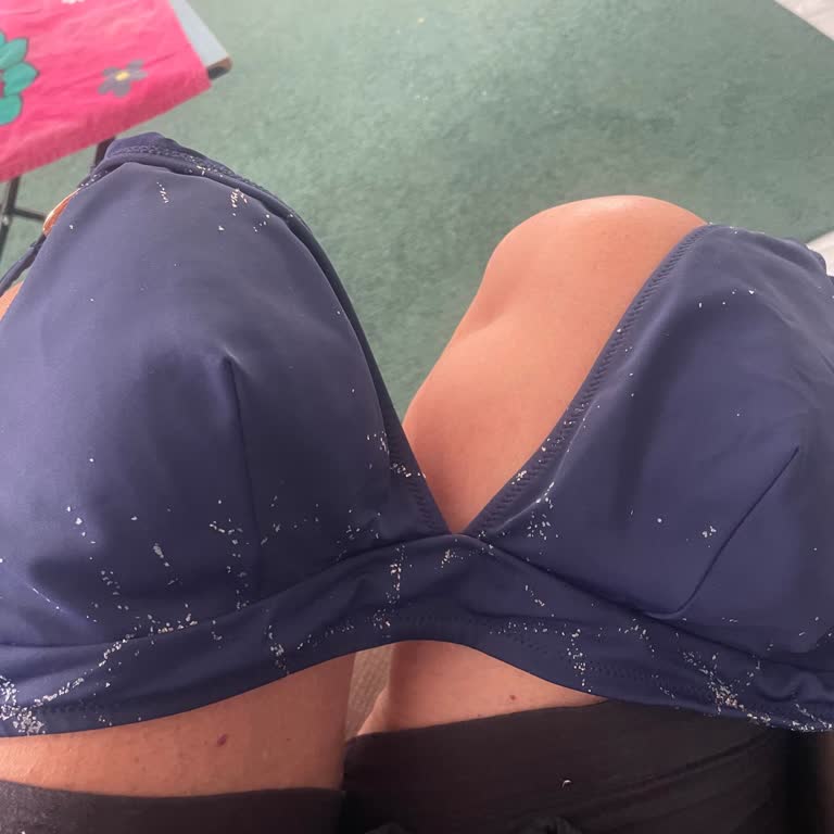 Yaldızlı Bikini Üstünün Çabuk Dökülmesi Ve Güvenin Sarsılması
