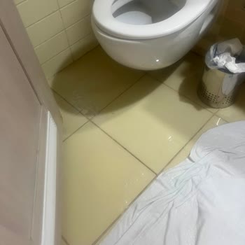 Banyodaki Gider Sorunu Sürekli Su Taşkınına Ve Konforsuz Konaklamaya Yol Açtı