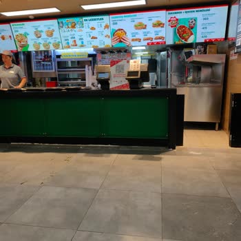 700 TL'lik İskenderde Bayat Ekmek Ve Yetersiz Sos