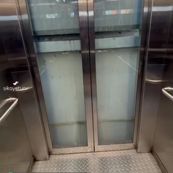Metroda M5 Asansörde Kaldım