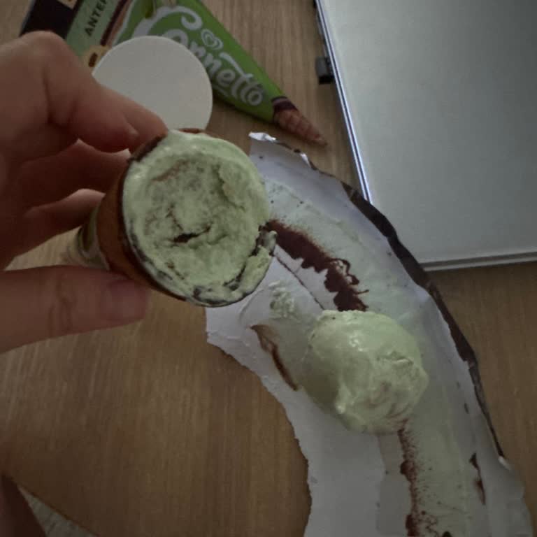 Cornetto Disk Dondurması Üst Kısmı Sürekli Ayrılıyor Ve Dağılıyor