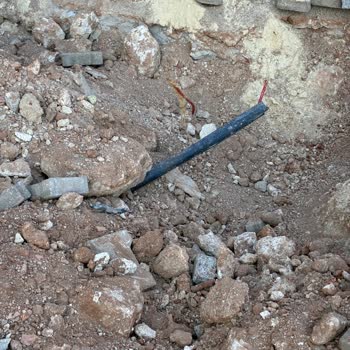 Kesilen Fiber İnternet Ve Açık Kazı Alanı Bina Güvenliğini Tehdit Ediyor