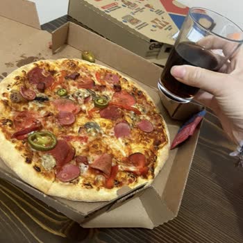 İstanbul Arnavutköy Şubesinde Kalitesiz Ve Çiğ Pizza Şikayeti