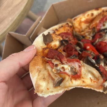 İstanbul Arnavutköy Şubesinde Kalitesiz Ve Çiğ Pizza Şikayeti
