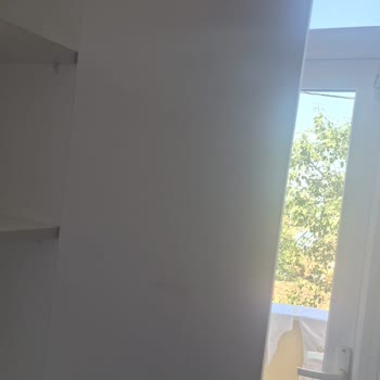 Kırık Dolap, Sahibi Ve Çalışanların İlgisiz Ve Saygısız Tutumu