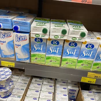 Son Kullanma Tarihi Geçmiş Süt Ve Bozulmuş Gıdalar Hakmar Şubesinde Halk Sağlığını Riske Atıyor