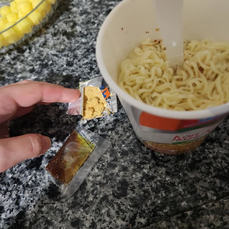İndomie Bardak Noodle’da Sertleşmiş Bambu Tozu Ve Kurtlanma