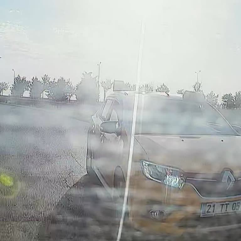 21 TT 0519 Plakalı Taksi Sürücüsü Havalimanı Kavşağında Tehlikeli Yanaşma Ve Korna Kullanımı