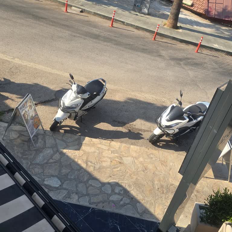 Özsüt Kalkan Şubesinde Müşteri Otoparkı Kullanılamaz Ve Personel İlgisiz Davranıyor