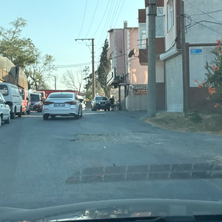 Çorlu Hıdırağa Mahallesinde Derin Çukurlar Yol Güvenliğini Tehlikeye Sokuyor