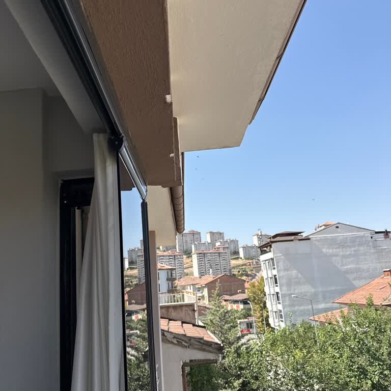 Belediyenin Arı Yuvası Sorununa İlgisizliği Apartman Sakinlerini Tehlikeye Atıyor