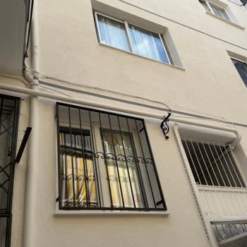 Sarkan Elektrik Hattı Bina Girişinde İhmal Ediliyor Ve Can Güvenliğini Tehdit Ediyor