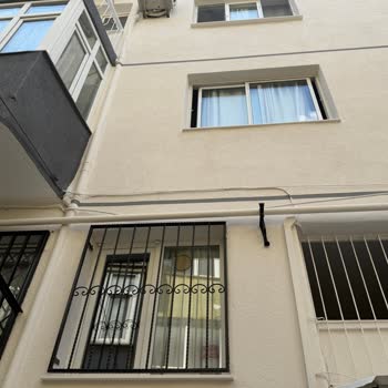 Sarkan Elektrik Hattı Bina Girişinde İhmal Ediliyor Ve Can Güvenliğini Tehdit Ediyor