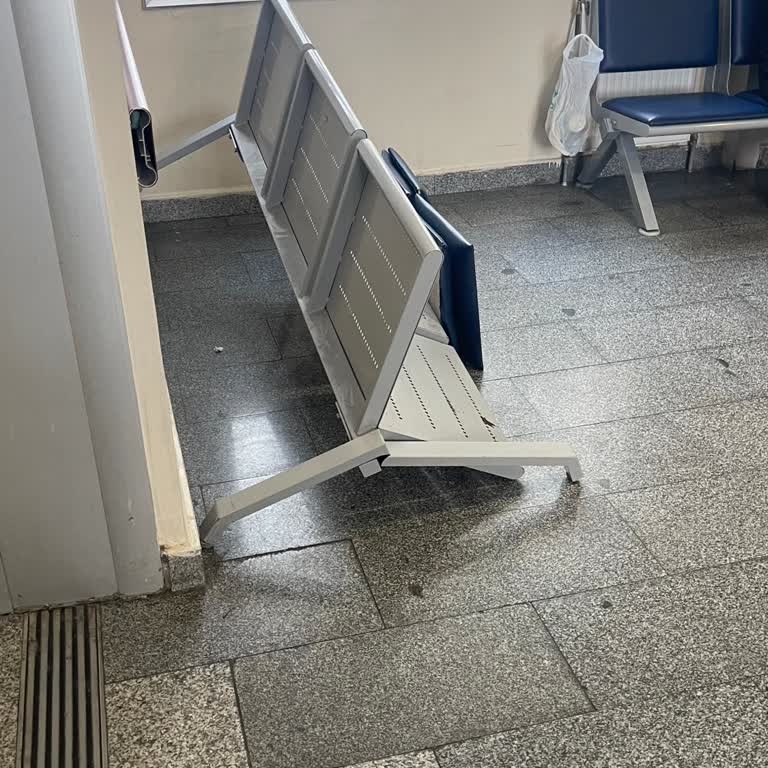 Pendik Marmara Hastanesi Yoğun Bakım Önünde Yetersiz Oturma Düzeni