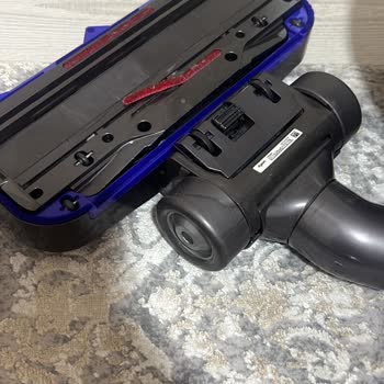 Dyson Başlığındaki Çift Taraflı Bant İşçiliği Müşteriyi Hayal Kırıklığına Soktu