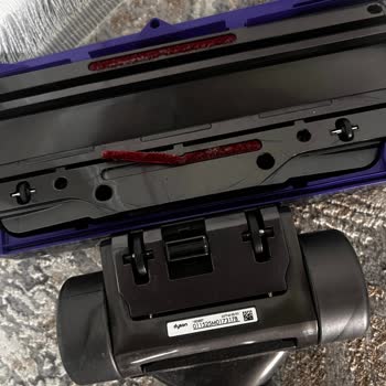 Dyson Başlığındaki Çift Taraflı Bant İşçiliği Müşteriyi Hayal Kırıklığına Soktu