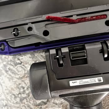 Dyson Başlığındaki Çift Taraflı Bant İşçiliği Müşteriyi Hayal Kırıklığına Soktu