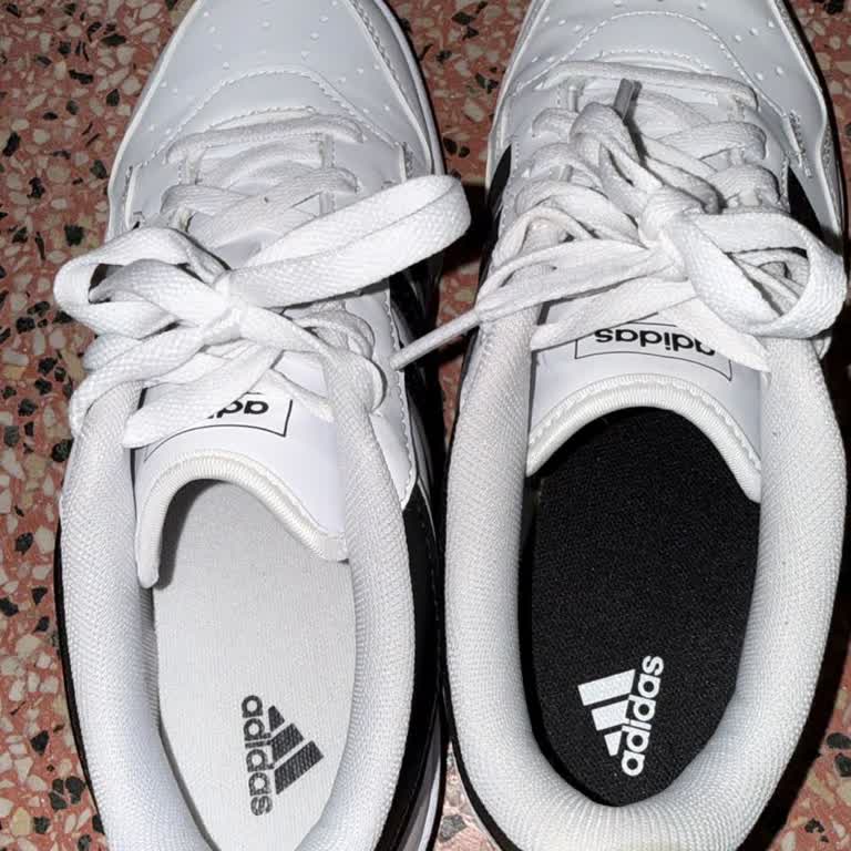 Adidas Hoops 4.0 Sneaker’da Renk Uyumsuzluğu Ve Üretim Tarihi Çelişkisi