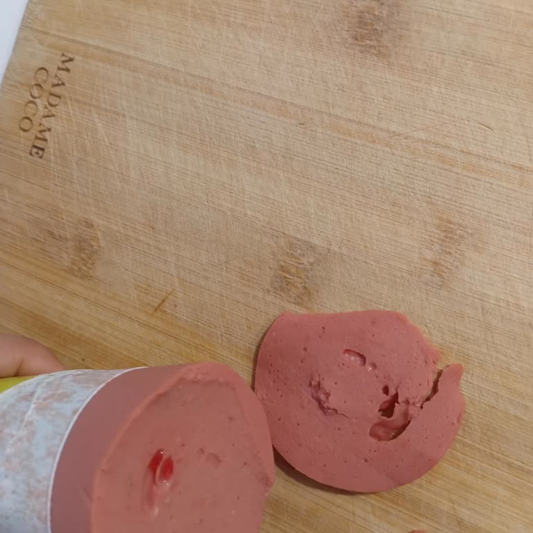 BİM Tombik Piliç Salamı İçinde Koyu Pembe Sıvı Görüldü
