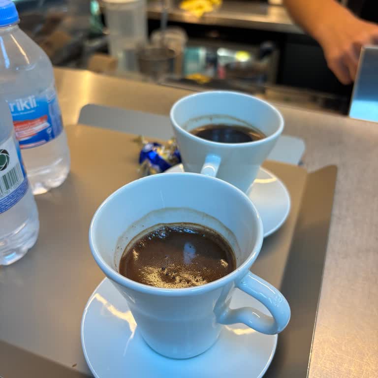 Soğuk Ve Köpüksüz Kahve, Çalışanların Çağırmaması Ve Yardımcı Olmaması