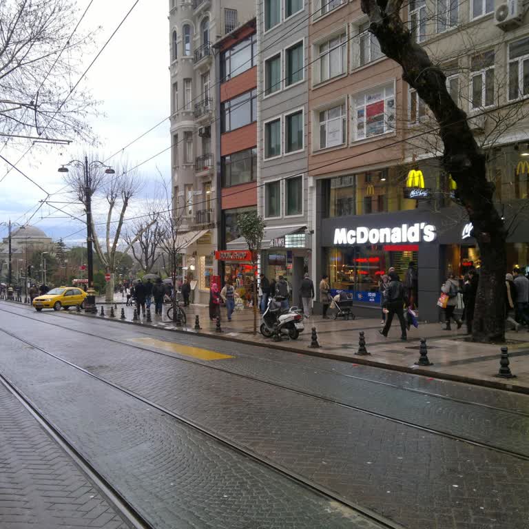 McDonald's Sultanahmet Şubesi Ortak Terası Rızasız İşgal Ediyor Ve Hissedar Haklarını İhlal Ediyor