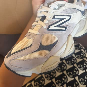 New Balance 9060 Ayakkabıda Belirgin Leke - Acil Değişim Talebi