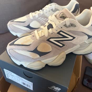 New Balance 9060 Ayakkabıda Belirgin Leke - Acil Değişim Talebi