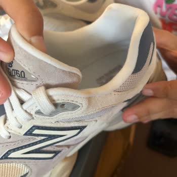 New Balance 9060 Ayakkabıda Belirgin Leke - Acil Değişim Talebi