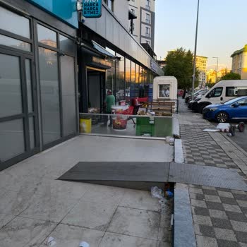 Özkuruşlar Şubesinin Çevre Kirliliği Ve Mağaza Önünün Temizlenmemesi