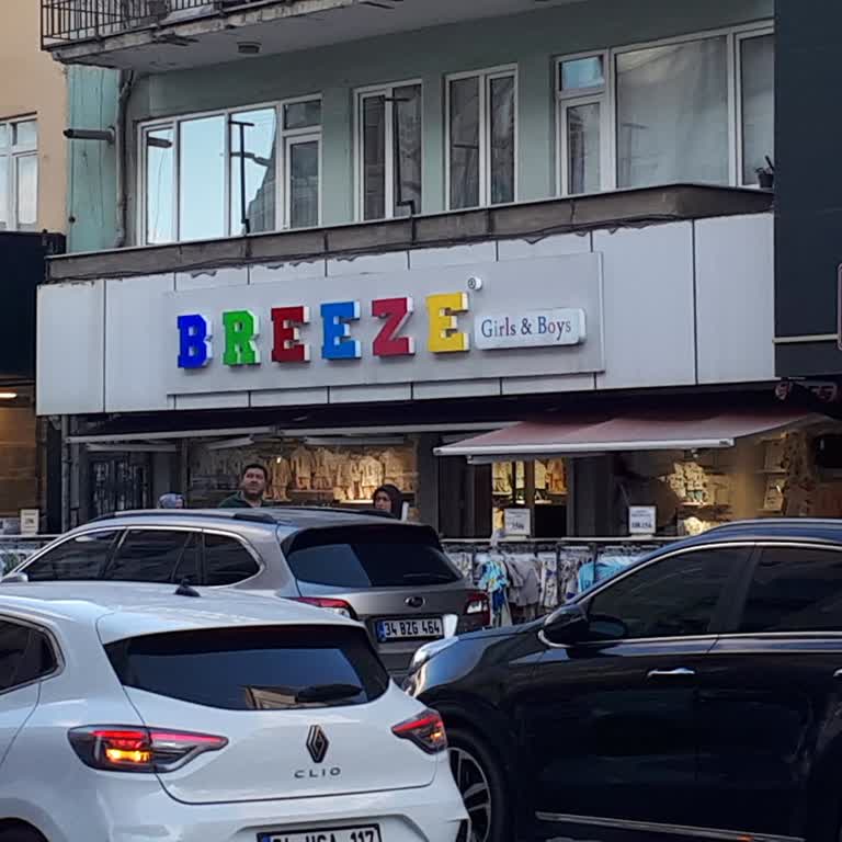 Müşterileri Taburelerden Kaldıran Mağaza Çalışanlarının Saygısız Davranışı