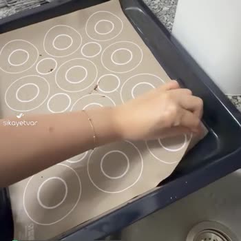 IKEA Fırın Tepsisine Silikonu Yapıştı