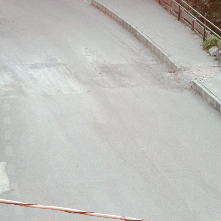 Karaelmas Valide Camisi Çevresindeki Bozuk Yol Ve Toz Kirliliği Hemen Onarılmalı