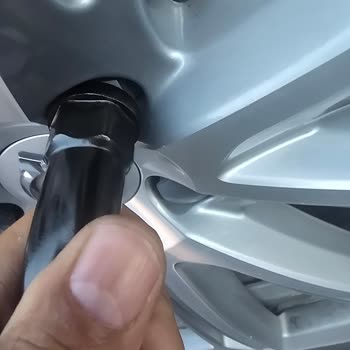 Volvo S90'da Patlayan Lastiğe Karşı İnce Yedek Ve Küçük Bijon Anahtarı
