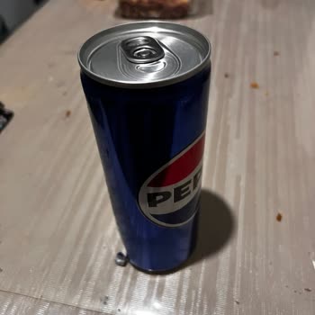 A101 Çeşme Şubesinde Boş Ve Hasarlı Pepsi Kola Paketi